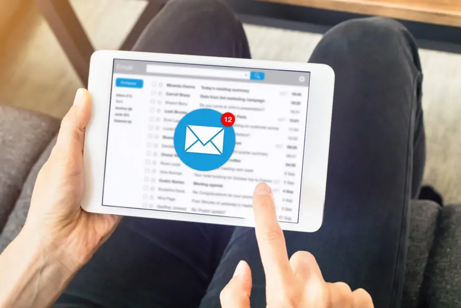 Tablet mit E-Mail-Postfach für die E-Mail-Bearbeitung