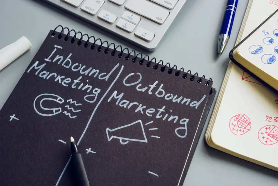 Inbound und Outbound Marketing Notizblock-Skizze