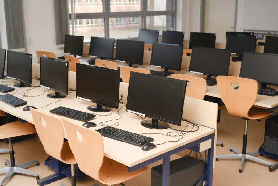 Schulungs-Center mit Computerarbeitsplätzen für Mitarbeiterschulung